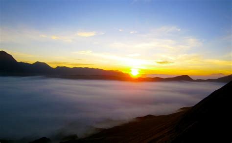 Keindahan Matahari Terbit di Gunung Bromo | Kurnia Tour Travel