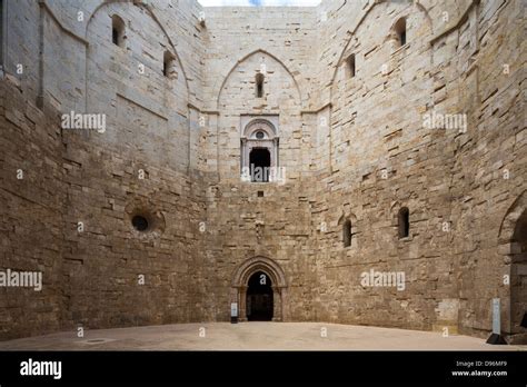 interior courtyard Castel del Monte, Andria, Apulia, Italy Stock Photo ...