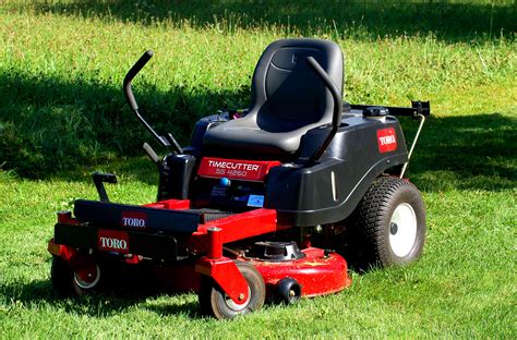 Riding Mowers vs. Lawn Tractors: What's the Difference