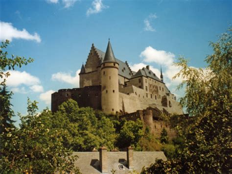 File:Vianden Castle.jpg - Wikitravel Shared