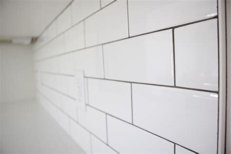 Introducing The New Trend In Kitchen Design: White Subway Tile Trim