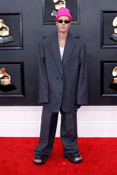 Justin Bieber optó por un traje oversize –y unas Crocs– en los Premios ...