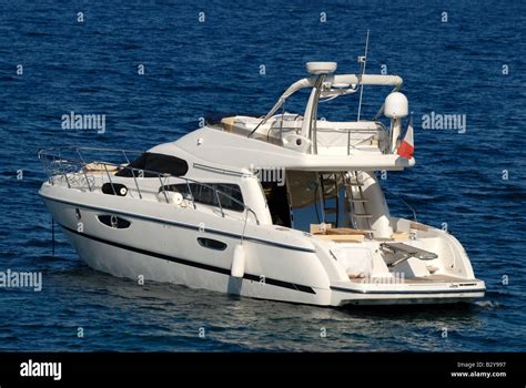 Yacht anchored sea hi-res stock photography and images - Alamy