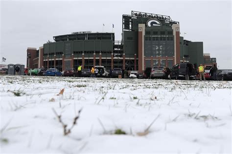 Lambeau's Frozen Tundra Chills The Miami Dolphins