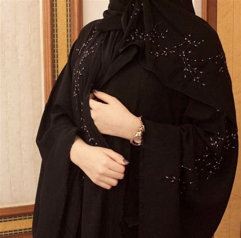 PINNED BY @MUSKAJAHAN - ABAYA - KHALEEJI STYLE Street Hijab Fashion ...