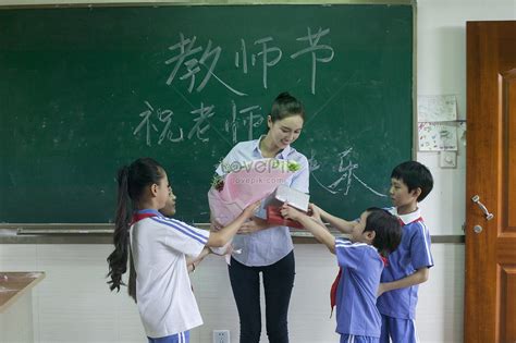 Teachersday Students Presented Flowers To Their Teacher Picture And HD ...