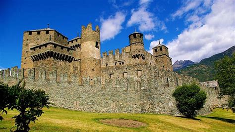 10 beautiful medieval castles in Northern Italy you must visit | Visit ...