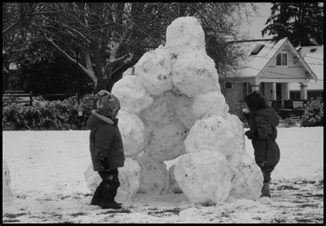 59 Build a Snow Fort Ideas (B&W Photos) - Clicky Pix | Snow fort, Snow ...