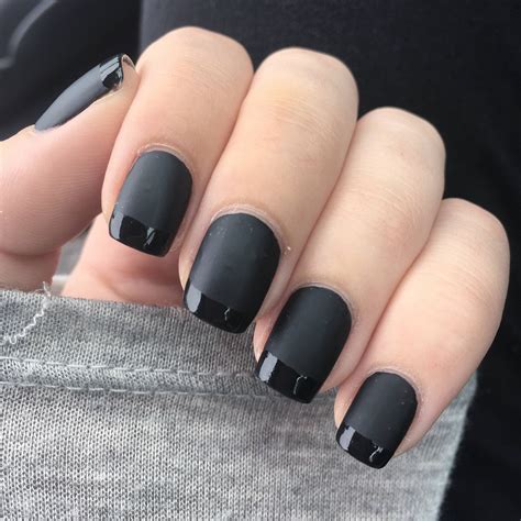 Uñas con esmalte negro como Kendall Jenner en los Emmy 2019