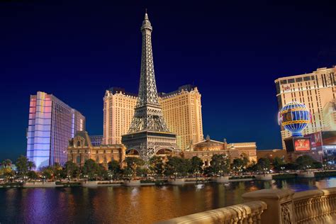 File:Las Vegas Paris By Night.jpg