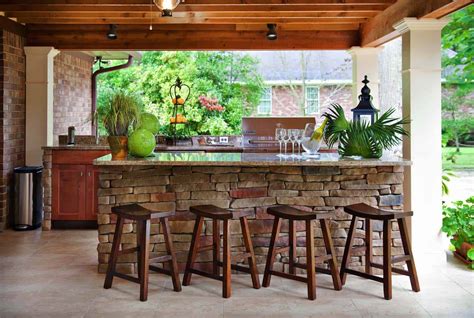 20+ Spectacular outdoor kitchens with bars for entertaining