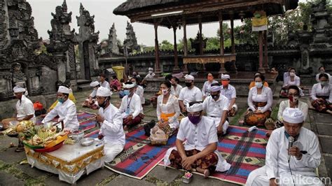 Semangat Umat Hindu Beribadah di Hari Raya Saraswati