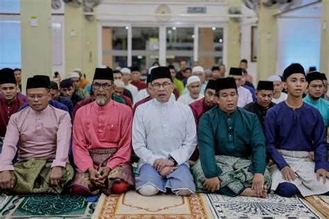 Anwar attends 'Takbir Raya' ceremony in Sungai Long | New Straits Times ...