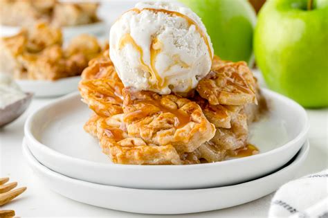 BEST Cinnamon Apple Pie Recipe (Tart Apples & Delicious Spice!)