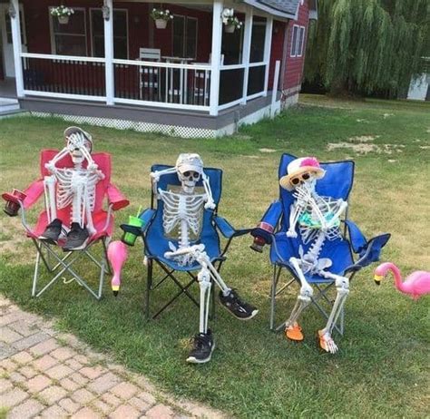 31 Funny Outdoor Halloween Skeleton Displays » Lady Decluttered