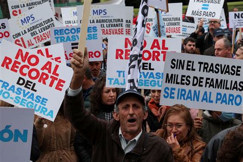 Spanish farmers protest against plans to curb water supply for ...