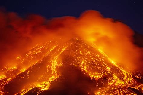 Vulkaan Etna spuwt opnieuw as en rook de lucht in na explosieve ...