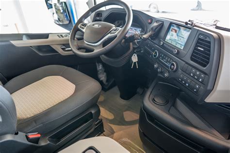 Pictures: Inside the Ford Trucks F-MAX cabin - Photos | PMV Middle East