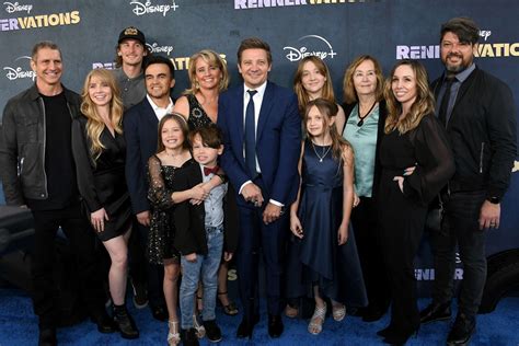 Jeremy Renner supported by daughter, family at 1st red carpet since ...