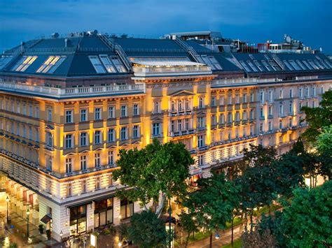 周辺のレストラン Vienna - Luxury Hotels