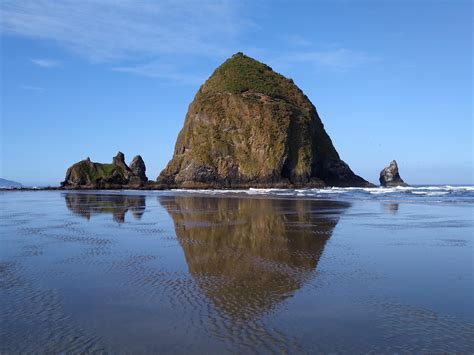 Haystack Rock at Cannon Beach, Oregon [4096x3072] [OC] : r/EarthPorn