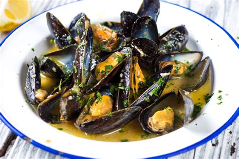 Mussels In Garlic & Butter Sauce | Wholey Seafood