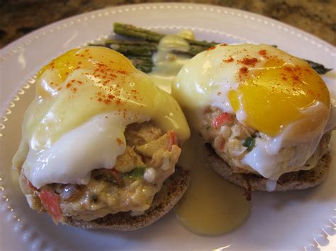 Crab Cakes Eggs Benedict with Roasted Asparagus | Foodland Mercado