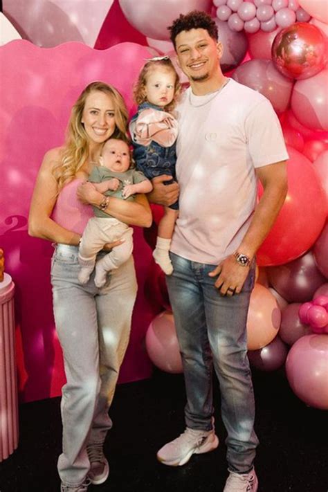 Patrick Mahomes and Brittany Matthews post family portraits