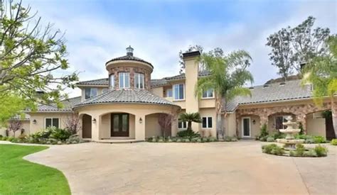 Inside Kevin Hart $7 million mansion, with photos