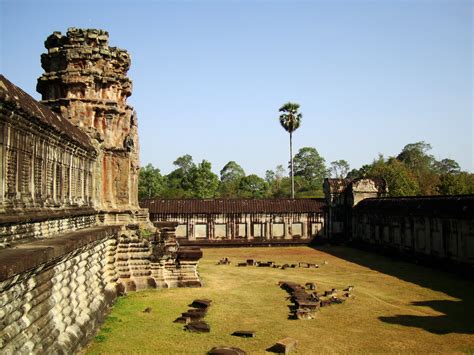 Asisbiz Angkor Wat Khmer architecture internal gallery E entrance 16