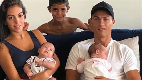 Ronaldo Family : Cristiano Ronaldo poses with his family as they ...