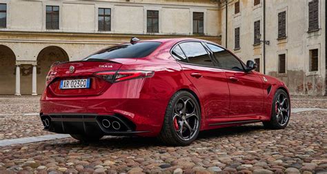 Alfa Romeo Giulia Quadrifoglio: motores, equipamiento y precios - Carnovo