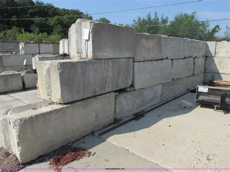 Approximately 25 concrete wall blocks in Warrenton, MO | Item K5156 ...