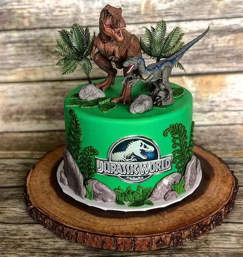 Rebecca Knapp on Instagram: "Jurassic World cake and cookies # ...