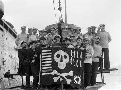 Crew of British WW2 submarine HMS Utmost with their "Jolly Roger ...