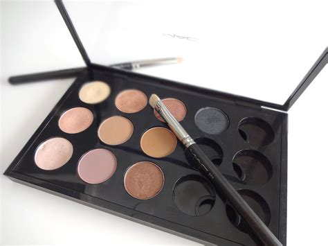 A Little Beauty Luxury: MAC Eyeshadow Collection & Favorite Combinations