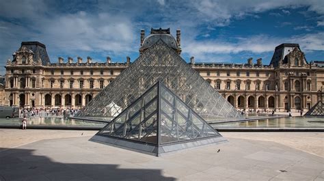 Unusual tour guide of the Louvre museum | Un jour de plus à Paris