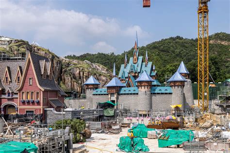 PHOTOS: Detailed Look at Arendelle Castle for Arendelle: World of ...