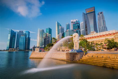 The Merlion fountain and Singapore skyline - Pure Vacations