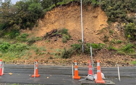 Another slip falls on main road to Stokes Valley | RNZ News