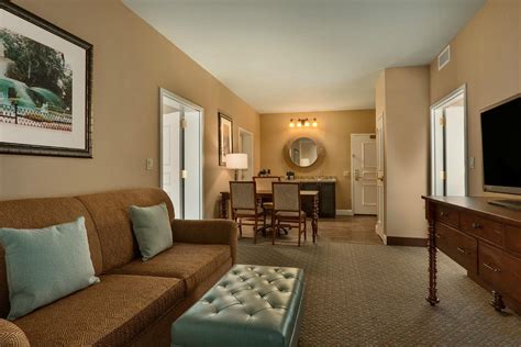 Embassy Suites by Hilton Savannah Historic District Rooms: Pictures ...