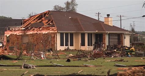 Texas tornado destroys homes, 12 hospitalized