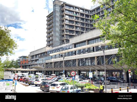 Main entrance, Royal Free Hospital, Pond Street, Hampstead, London ...