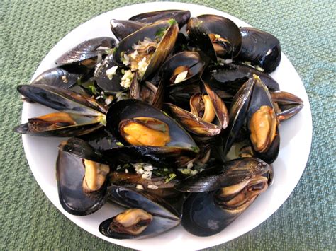 Mussels in a Lemon Garlic Butter Sauce - Poor Man's Gourmet Kitchen