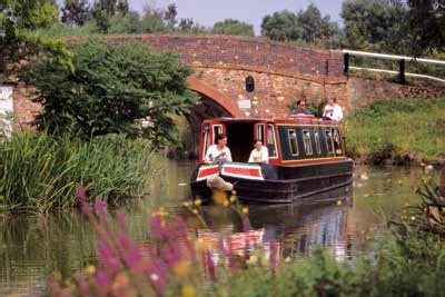 Canal Holidays UK | Barge Cruises | Narrowboat Hire