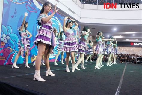 7 Potret JKT48 Summer Tour 2023 Surabaya, Tiga Lantai Penuh