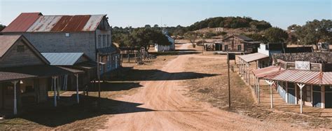 Willie Nelson House: Photos of His Texas Ranch & Maui Mansion