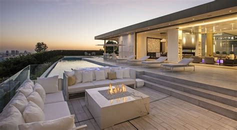 Luxurious Hillcrest Modern Mansion in Los Angeles by McClean Design