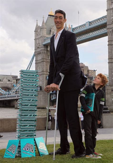 World's tallest man Sultan Kosen stops growing - Photo 10 - Pictures ...