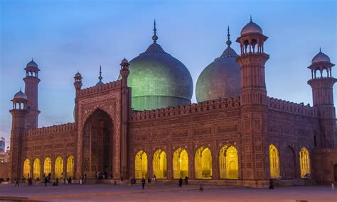 The Badshahi Mosque can accommodate 10,000 worshippers in the prayer ...